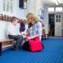 Sfatul specialistului: 6 întrebări pe care trebuie să i le adresezi profesorului copilului dacă are probleme la școală