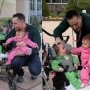 Prima întâlnire emoționantă dintre doi bebeluși gemeni, după un an de la venirea lor pe lume