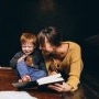 Părinții au tendința să citească mai mult pentru a le oferi copiilor lor un exemplu. Ce spun studiile recente
