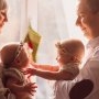 O mamă a născut o pereche de gemeni perfect sănătoși, cu toate că s-au dezvoltat în utere diferite