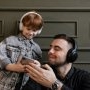 De ce copilul ar trebui să asculte muzica pe care tu o preferi, în locul cântecelor clasice pentru copii?