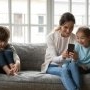 Este normal ca bona să posteze în online imagini cu copiii tăi? Un cuplu de peste hotare este total împotrivă