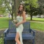 O bunică a făcut economii timp de patru ani pentru a-i cumpăra nepoatei sale rochie de la balul de absolvire
