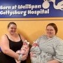 Două surori gemene au intrat în travaliu în același timp și și-au născut bebelușii la câteva ore distanță