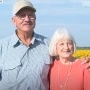 Așa arată iubirea pură! A plantat 1 milion de floarea-soarelui pentru aniversarea celor 50 de ani de căsnicie cu soția lui