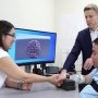 Un bărbat paralizat se mișcă din nou cu ajutorul inteligenței artificiale