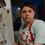 O mamă vinde dulceață produsă acasă, cu ajutorul fiului bolnav, pentru a putea acoperi tratamentele medicale necesare