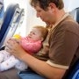 Sfatul unui însoțitor de zbor: Ce facem când în avion este un bebeluș care plânge?