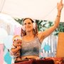 Este mama și DJ cu normă întreagă, dar copilul este mereu pe primul loc. "Cu o mână pun muzică și cu cealaltă o țin la sân"