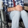 Un tânăr cu dizabilități, care nu poate merge nici singur la baie, a fost umilit la comisia de evaluare: „Ar putea pune marfă pe raft la magazin”