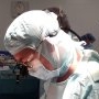 Premieră medicală în România. O adolescentă de 17 ani a primit o nouă șansă la viață printr-o inimă artificială