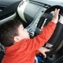 O femeie fără permis și-a lăsat copilul de 3 ani în mașină. Micuțul a pornit mașina și și-a lovit mama