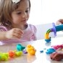 Plastilina a fost inventată ...din greșeală! Iată cum un produs ce se dorea a fi de curățare s-a transformat în jucăria preferată a copiilor!