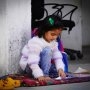 O fetiță de numai șase ani își făcea temele pe stradă, în timp ce tatăl ei spăla geamurile mașinilor. Cum li s-a schimbat radical viața când au întâlnit un înger deghizat în om