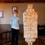 A bătut recordul la Jenga! Un adolescent cu autism a reușit să devină inspirație pentru milioane de oameni