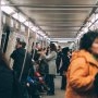 Lecția de respect a zilei: un bărbat refuză să-i dea locul în metrou unei gravide, dar un bătrân cu baston i l-a oferit fără ezitare