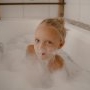 Părinții dezbat: este în regulă ca un copil de 8 ani să se spele singur?