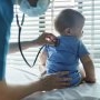 Prima victimă a epidemiei de rujeolă în România: un bebeluș de doar 7 luni din Brașov