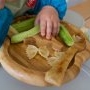 Când poți introduce în alimentația bebelușului „finger food”, bastonașe de mâncare care încap în mânuță și ce poți oferi în funcție de vârstă?