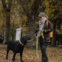 Exemplu de spirit civic și bun simț ieșit din comun! O femeie nevăzătoare s-a oprit în mijlocul străzii pentru a curăța după câine care o însoțea