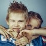 Părinți, grijă mare la relațiile dintre frați/surori! Copiii cu frați au șanse mai mari să dezvolte probleme mentale, spun studiile