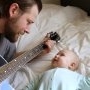 Cântă-i bebelușului din primele sale zile de viață și nu va avea întârziere în vorbire sau probleme de limbaj