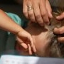 Dragi părinți, nu este sfârșitul lumii dacă cel mic ia păduchi! I se poate întâmpla oricui, adult sau copil, important este să știm cum tratăm problema