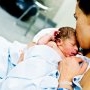 De ce spun specialiștii că nou-născuții trebuie alăptați în primele 30 de minute de la naștere