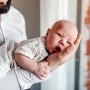 De ce oftează bebelușii în somn: 7 cauze posibile
