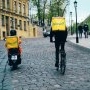 Faceți cunoștință cu tăticul angajat la Glovo care face livrările cu copilașul în brațe. Povestea lui a surprins o lume întreagă