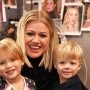 Credeai că nu se întâmplă și la case mai mari? Kelly Clarkson recunoaște că își lovește copiii, așa cum a fost și ea lovită în copilărie de mama ei