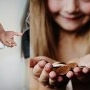 După ce tatăl a plătit pensia alimentară a copiilor în monede, micuții au avut o reacție neașteptată. „Nu pe mama vrea să o umilească, ci pe mine și pe sora mea!”