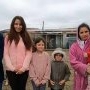 Povestea celor cinci fete care își trăiesc cei mai frumoși ani ai copilăriei într-un container, alături de mama lor. „E foarte greu, dar n-avem altă soluție!”