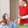 DA sau NU - este în regulă să plătești un membru al familiei pentru a sta cu copilul tău?