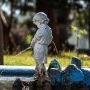 De ce îmi las copilul să facă pipi în anumite locuri, afară? Pentru că nu există suficiente toalete publice
