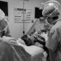 Am ales cezariana după 2 nașteri naturale. La 3 săptămâni eram din nou internată, de urgență, suspectă de septicemie din cauza unui tifon uitat de medic în pântecul meu