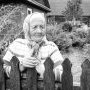 Nu pot să-mi ajut mama văduvă, nici măcar cu mâncare sau bani, pentru că soțul meu nu îmi permite. Nu am voie nici măcar să merg cu copiii în vizită