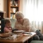 Dragi bunici, viața cu un nou-născut este oricum dificilă, nu le dați și voi bătăi de cap noilor părinți