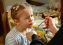 „Nu lăsa rușinea în farfurie!” De ce nu trebuie să-ți forțezi copilul să termine tot de mâncat