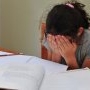 Se întâmplă în România. O profesoară i-a smuls genele false unei eleve în timpul orei de română