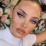 Adina Asăvoaiei, cunoscută drept „păpușa de la Glina" a recunoscut că a devenit mamă în secret. Își crește singură copilul la 17 ani