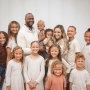 Am 11 copii și am rămas însărcinată din nou, dar oamenii mă judecă de parcă i-ar hrăni ei. Familia mea este fericită, asta e tot ce contează!