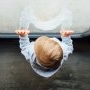 Un copil de doi ani a cazut de la etajul unul bloc din București. Din nefericire, nu a mai putut fi salvat