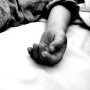 Ionuț, un copilaș de numai un an a murit după ce a fost tratat de roșu în gât la o clinică din Constanța. „M-am trezit cu copilul mort”