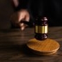 Ce pedeapsă a primit femeia care și-a aruncat proprii copii de la balcon. Copiii în vârstă de 2 și 3 ani au fost folosiți ca motiv de răzbunare pe fostul soț