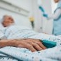 Mi-am lăsat tatăl să moară singur, pe patul de spital, după ce m-a implorat să-l vizitez