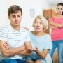 Sunt o mamă ajunsă la capătul puterilor. Am băiat și fată, amândoi trecuți de 35 de ani care trăiesc ca niște copii și eu, trecută de 60 de ani trebuie să-i întrețin