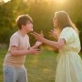 Am un copil cu autism care fumează, fuge de acasă, cerșește și nu acceptă niciun alt bărbat în viața mea. Nu știu dacă lipsa tatălui l-a făcut să ajungă în halul ăsta