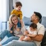 Minimalism în familie: cum trăiești mai simplu și mai fericit cu copii mici