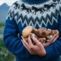 Un copil de 11 ani a murit intoxicat cu ciuperci. Mama si surorile lui sunt la spital